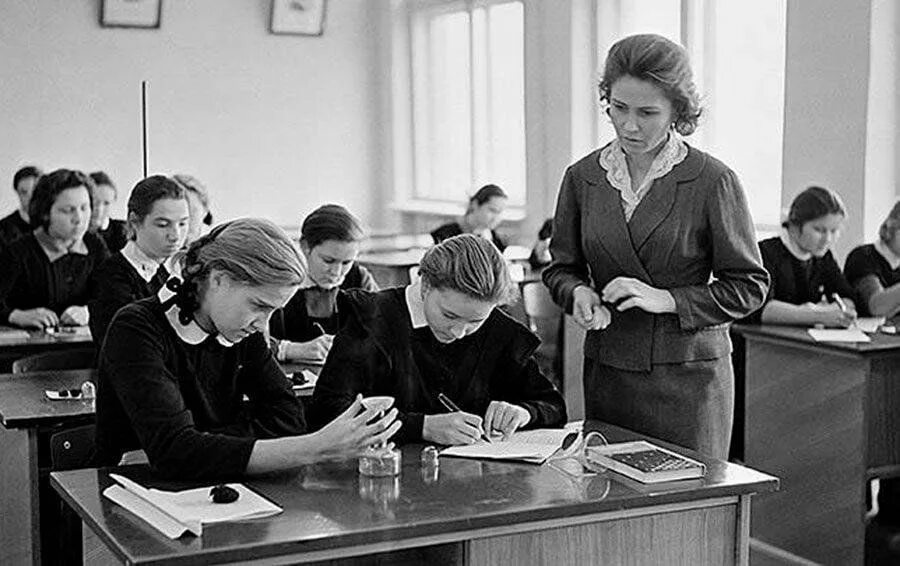 Уроки в женской школе. Стерильно юубка школа женщин. Среднее образование в италии. Смольный институт благородных девиц 19 век. Уроки труда в советской школе.