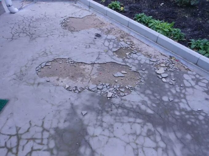 Залили водой плиту. Усадочные трещины в бетоне. Залили водой плиту. Отражатель горелки к газовой плиты. Вода в подвале многоквартирного дома.