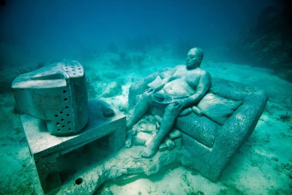 Как называется боязнь больших. Подводный музей Джейсона де Кайрес Тейлора. Канкун Мексика подводный музей. Подводный музей Атлантико. Огромные вещи под водой.