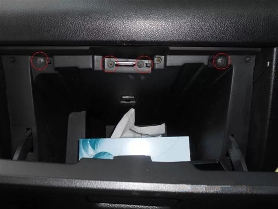 Салонный фильтр тиида 2010. Фильтр салонный nissan tiida 2005 года. 6. Салонный фильтр ниссан тиида латио. Ниссан тиида замена салонного.