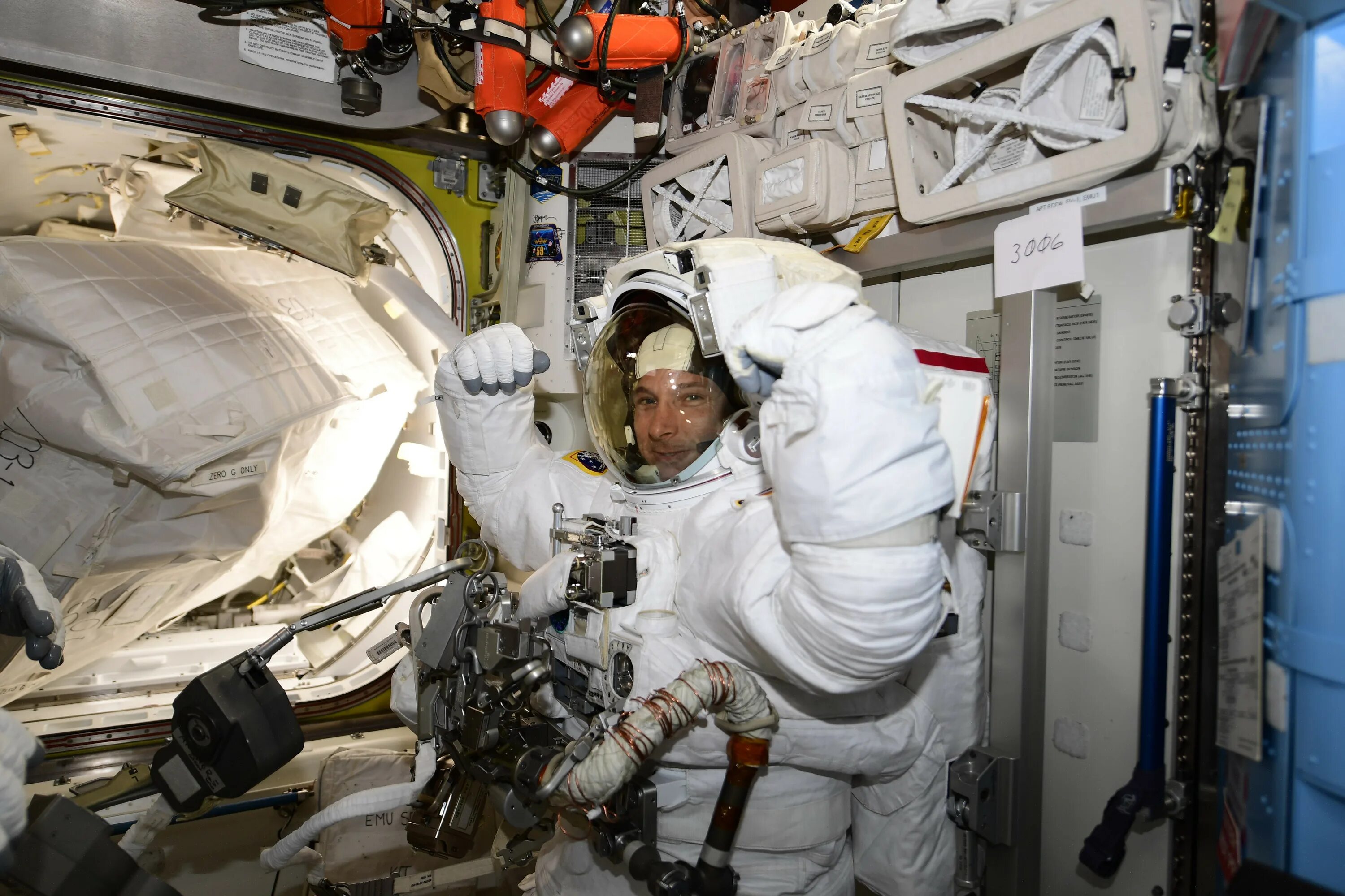 управление космической деятельностью. космический корабль инфографика. классификация космических аппаратов. центр управления космической станцией. управление космической деятельностью.