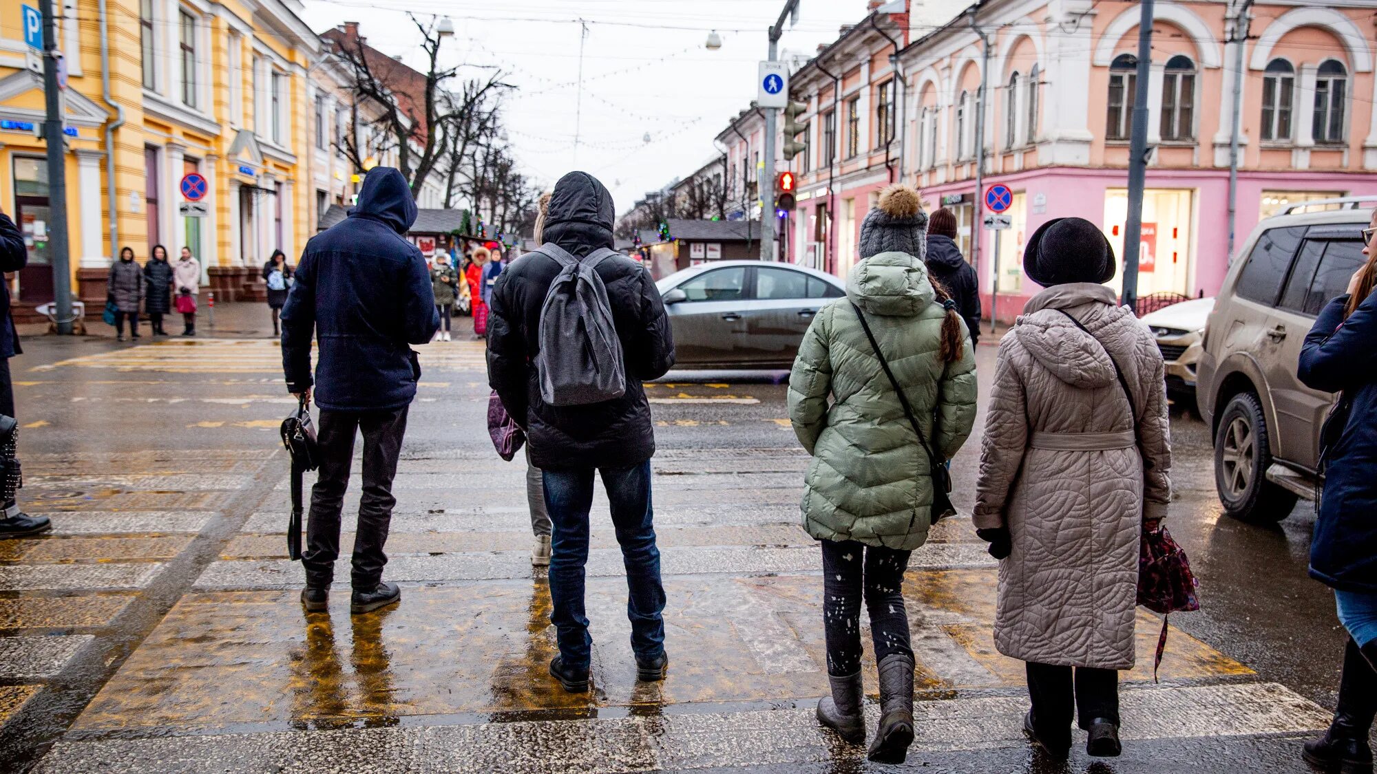 Расскажи погоду в новом. 1 Ноября на улице в Москве. Ярославль в ноябре. На улице прохладно летом. Жители Ярославля.