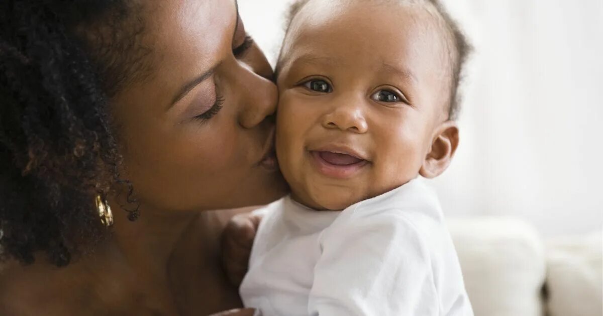 Молодых мам негры. Черная мамочка. Мама обнимает сына афроамериканцы. Single mother with Black Baby. Have a Baby.