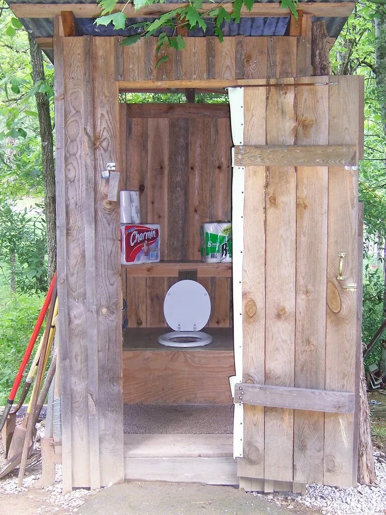 Сельский туалет сектор. Уличный туалет в стиле рустик. Полка для деревенской туалета. Уличный туалет в стиле бохо. Деревенский душ и туалет на улице.