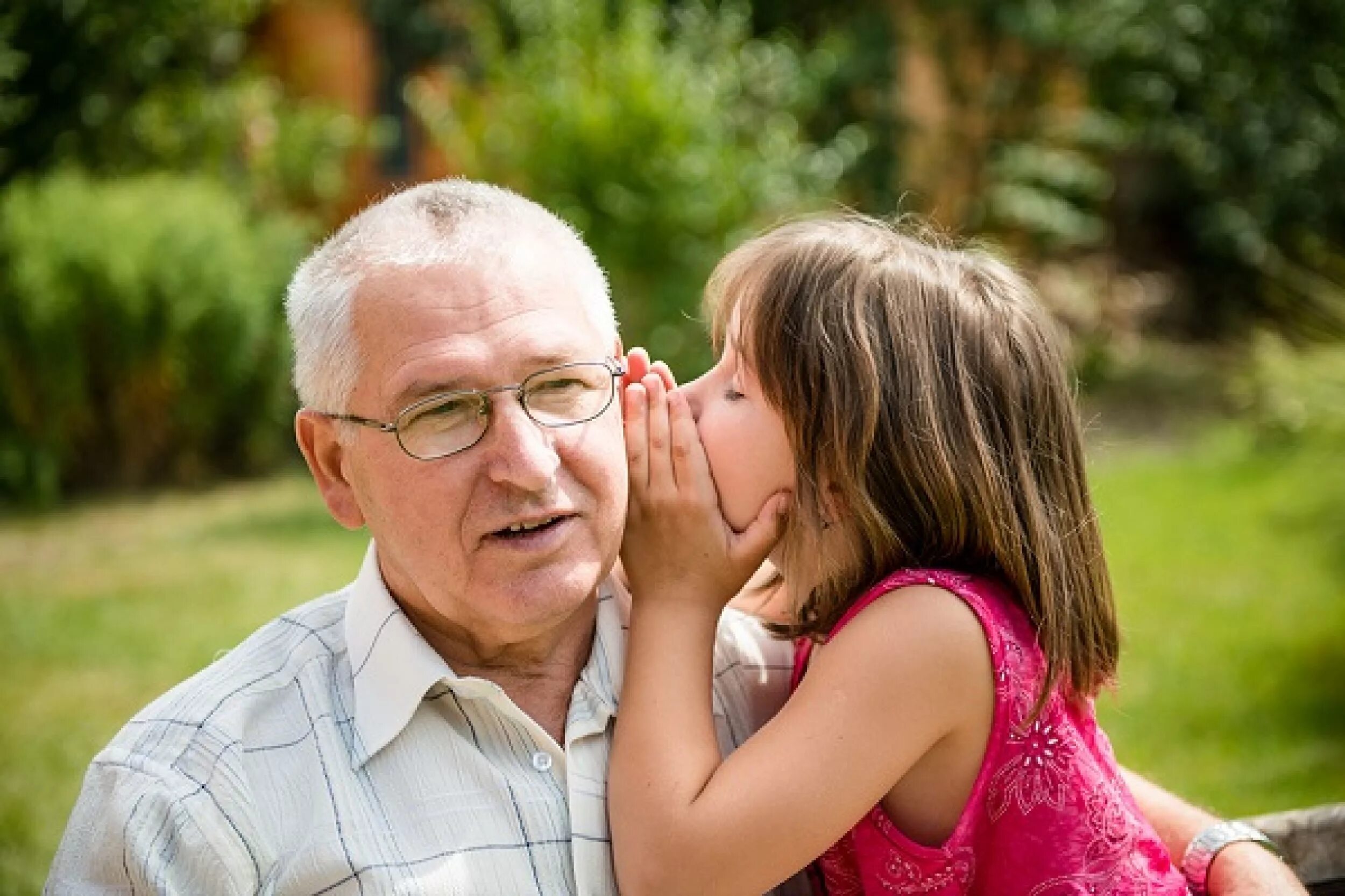 Grandpa daughter. Дедушка и внучка. Девочка с дедушкой. Бабушка дедушка и внучка. Старики и дети.