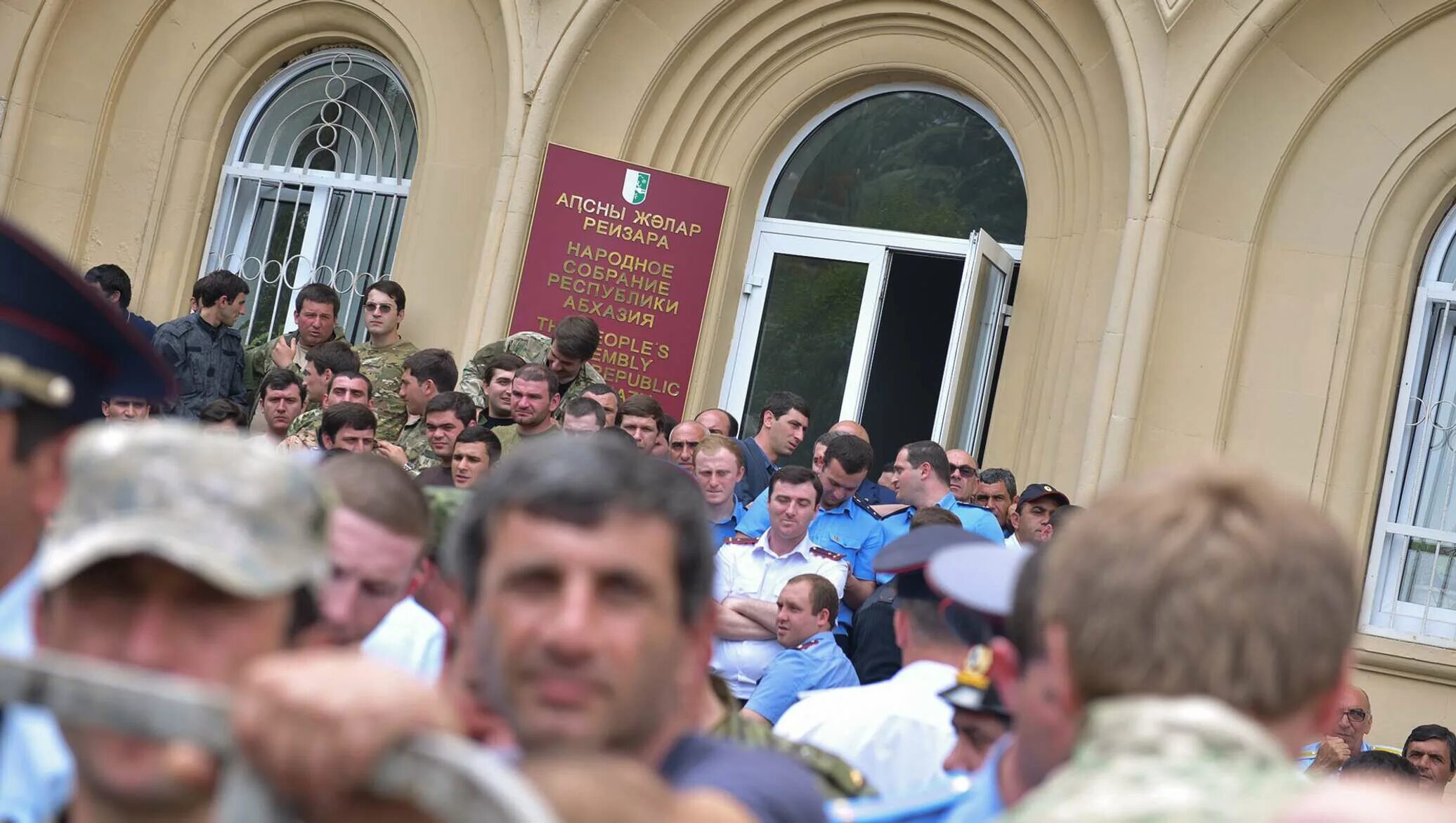 Последние новости абхазии на сегодня. Митинг в абхазии. парламент абхазии. президентский дворец абхазии сухум. новости абхазии.