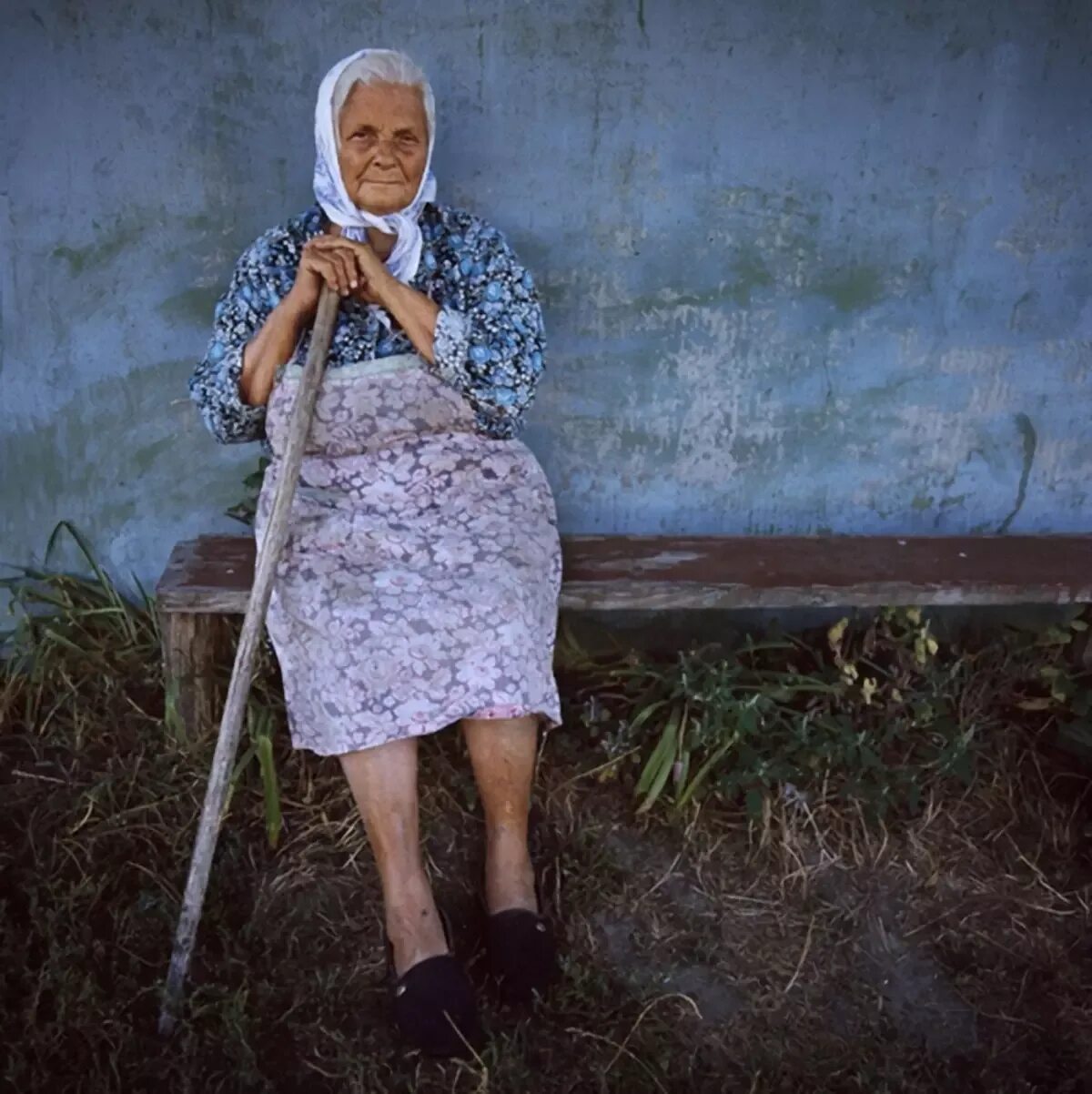 Бабушка в деревне. Деревенская бабушка. Старушка в деревне. Бабки в деревне