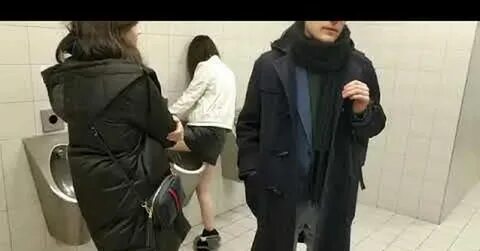 Видео как человек писает