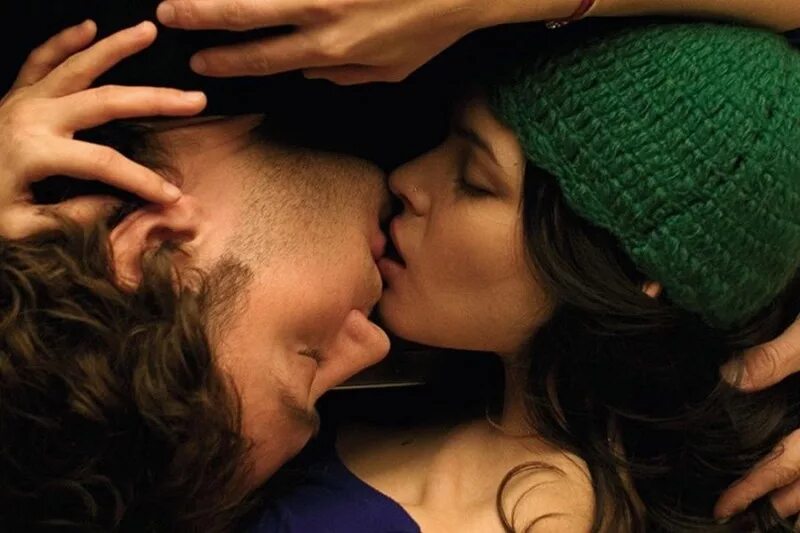 Guy in love. Поцелуешь пройдет. Нежный поцелуй. Поцелуешь пройдет. Поцелуешь пройдет.