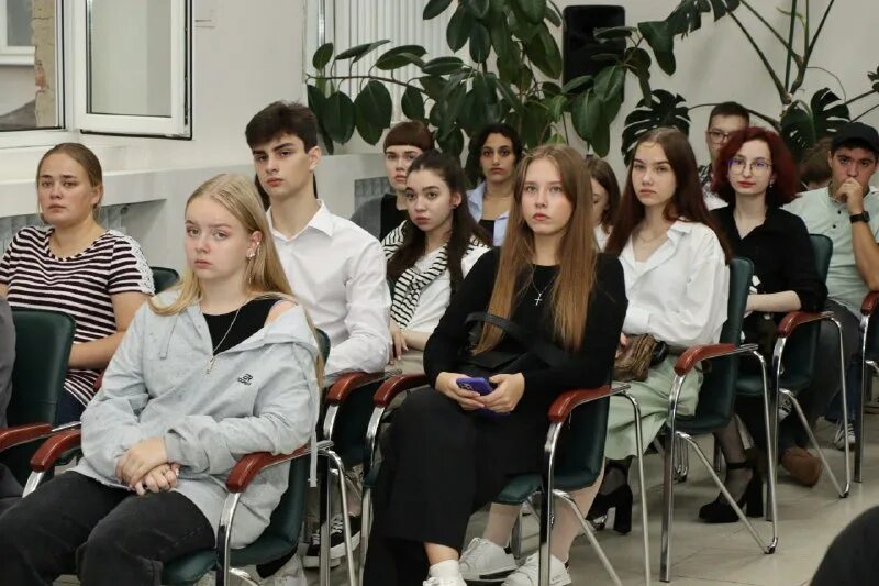 Новый коллектив. Выпускной студенты вгту. Аудитория в вузе. Карьера студента. Студенты регионам.