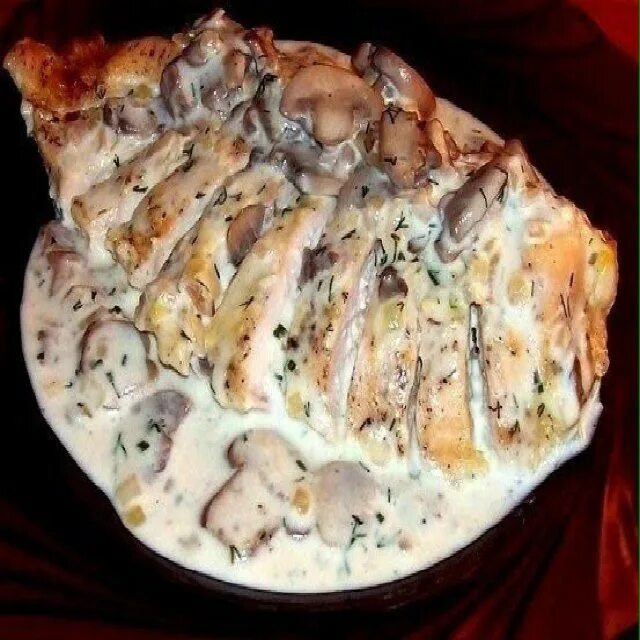 куриные грудки со сметаной рецепт. бефстроганов из куриной грудки. курица жареная в сметанном соусе.