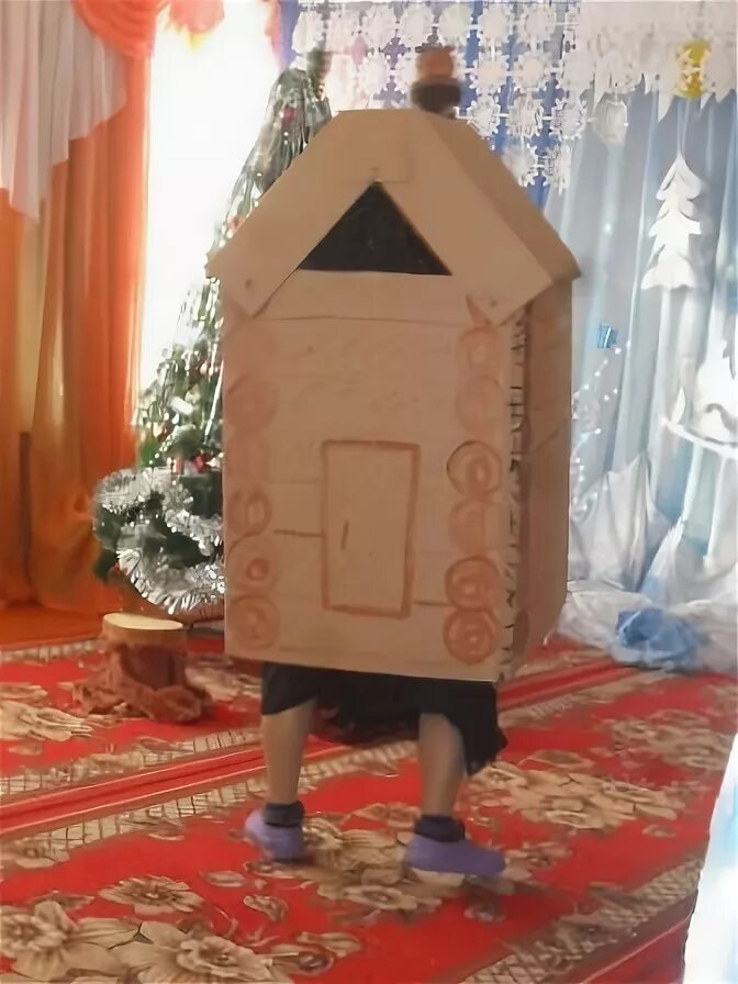 избушка бабы яги декорация. ноги избушки на курьих ножках. костюм избушки.