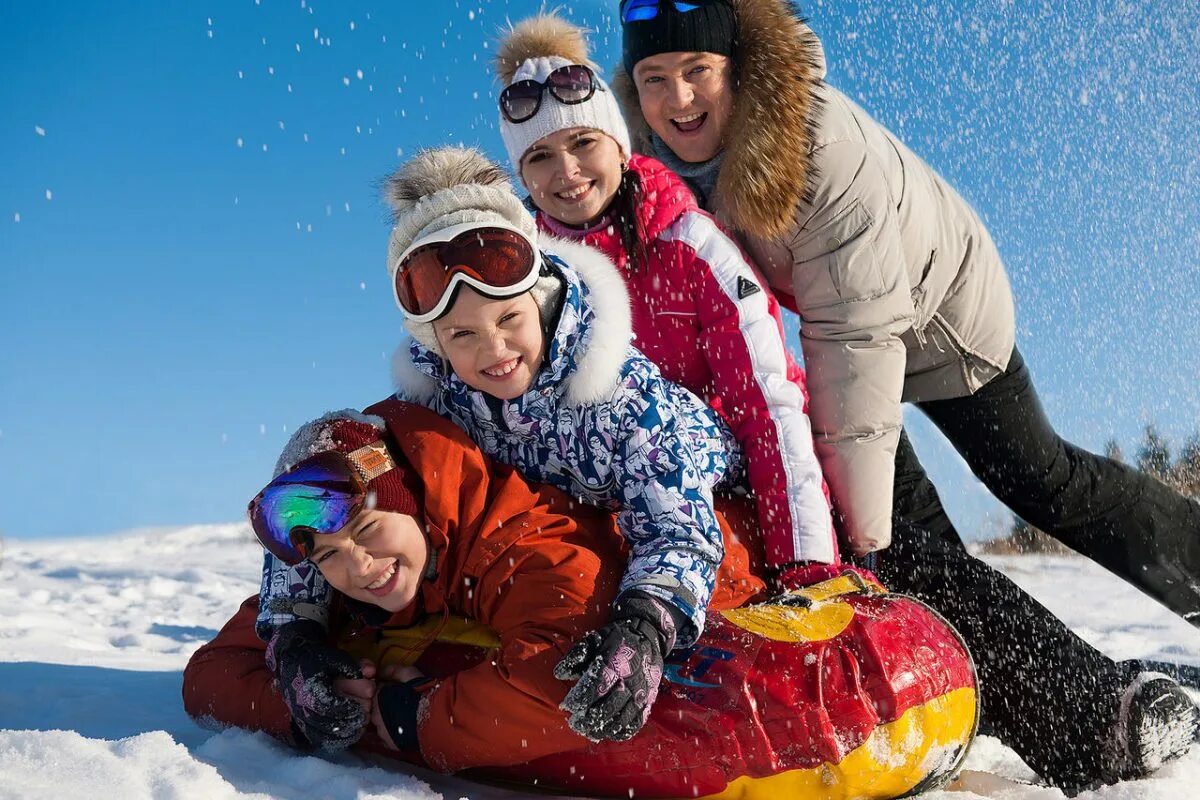 Отдых спорт и развлечение. Зимние развлечения. Развлечения зимой. Зимние забавы для всей семьи. Дети зимой.