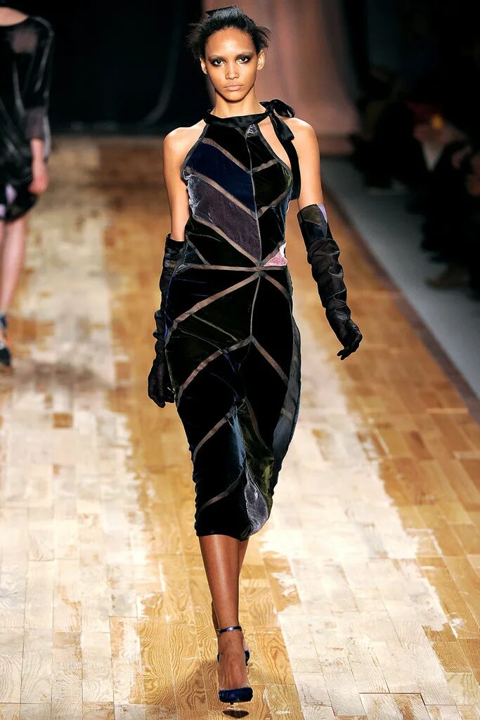 сочетание кожи. кожаные платья 2022 модные тенденции. сочетание кожи. донна каран готика 2015. валентино гаравани одежда женская.