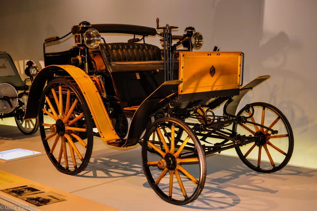 Первый автомобиль бенца. Mercedes Benz 1886. Mercedes-Benz 1885. Мерседес Бенц первый автомобиль 1886.