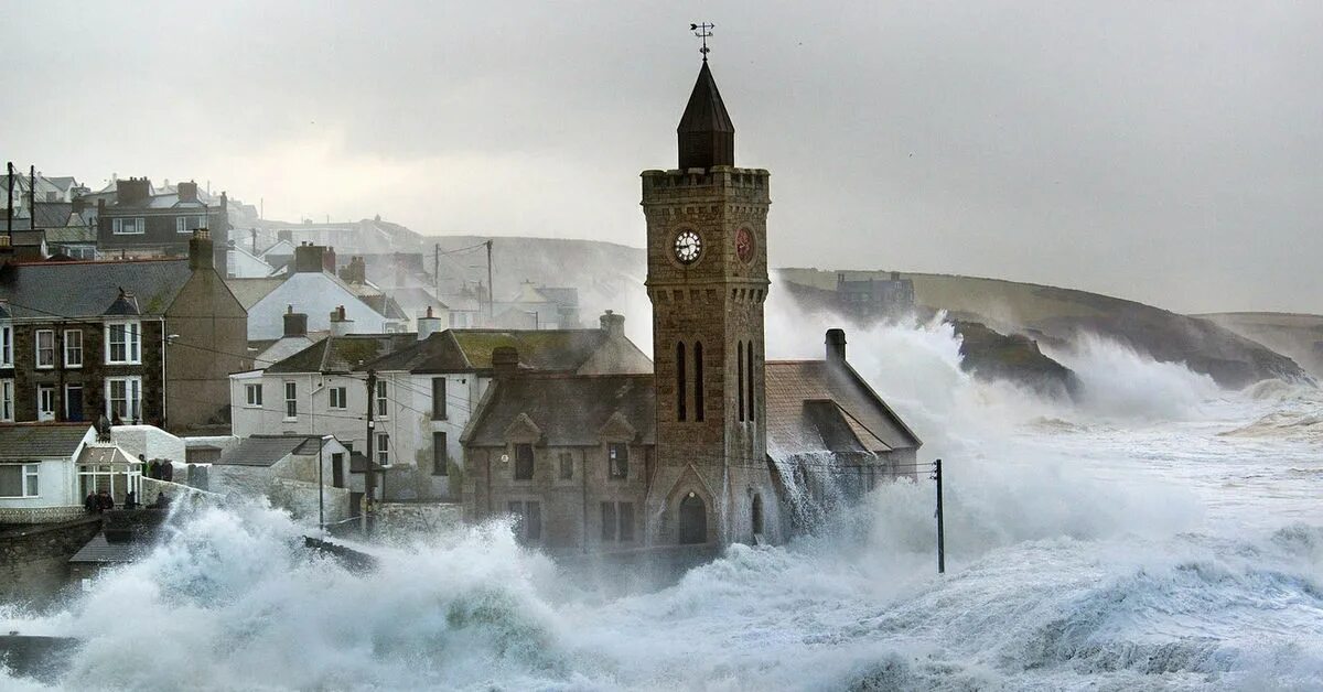 Британский шторм. Saint malo Франция шторм. Портлвен Великобритания. Корнуолл Великобритания шторм. Шторм Бретань Франция.