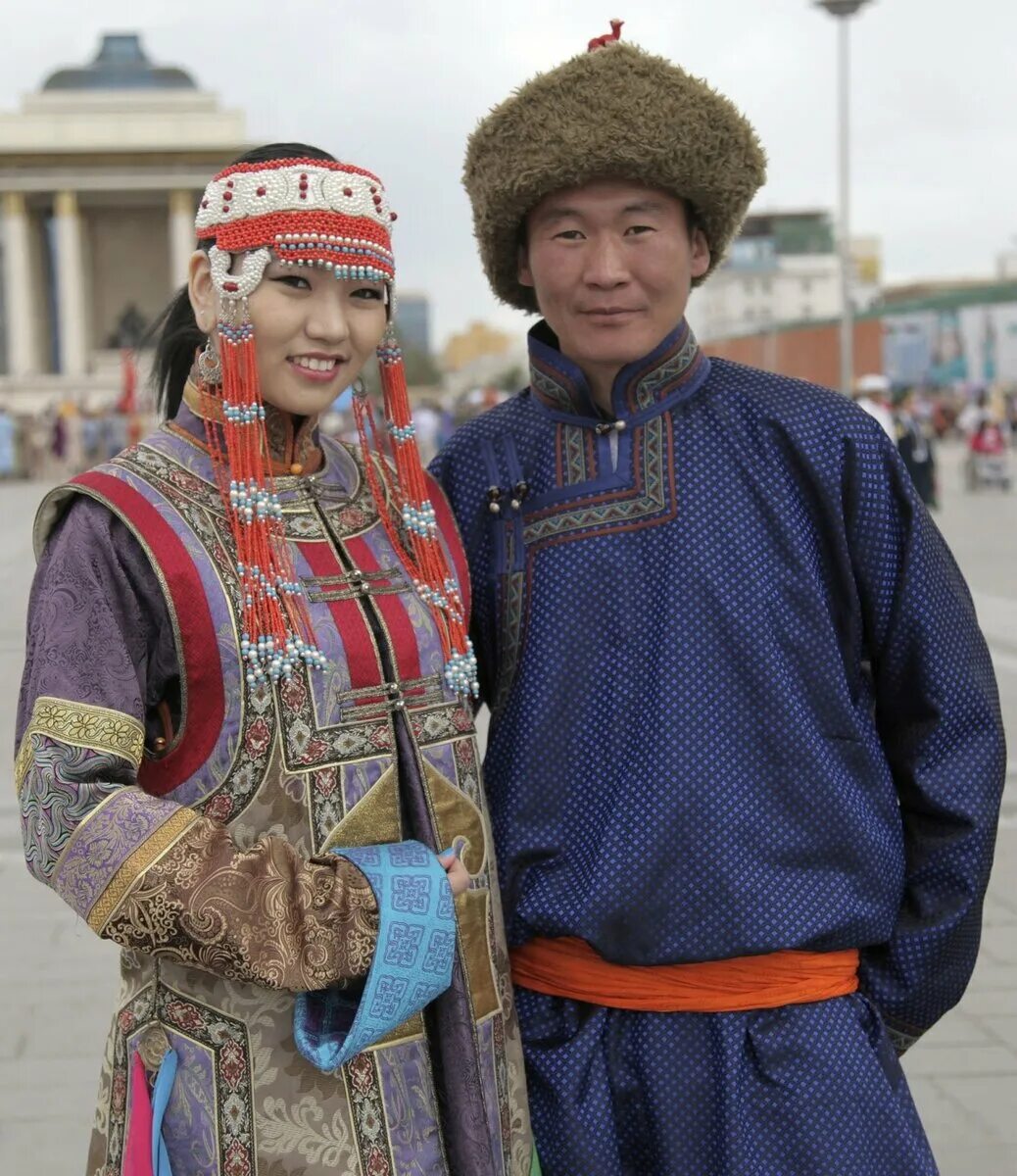 Народ живущий в китае. Дэли национальный костюм Монголии. Монголоидная раса внешность. Шэнэхэнские буряты. Монголоидная раса буряты.