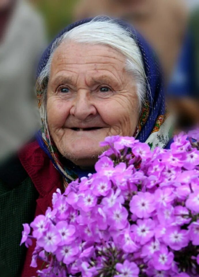 Старушка с цветами. Дарите бабушкам цветы. Добрая бабушка. Милая бабушка.