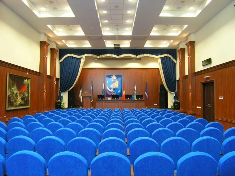 Конференц зал со сценой. Актовый зал синий цвет. Актовый зал МЧС. Отель с конференц залом. Актовый зал освещает
