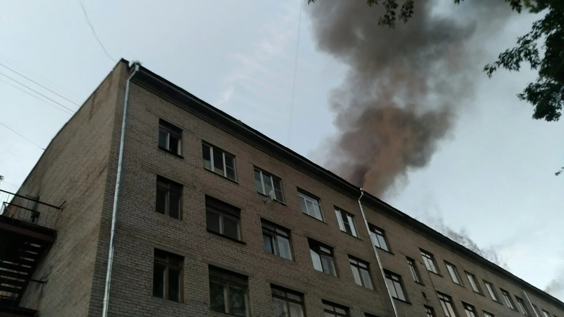 Горит общежитие. Пожар в Конаково сейчас. В Твери горело общежитие. Пожар в общежитии Верещагино.