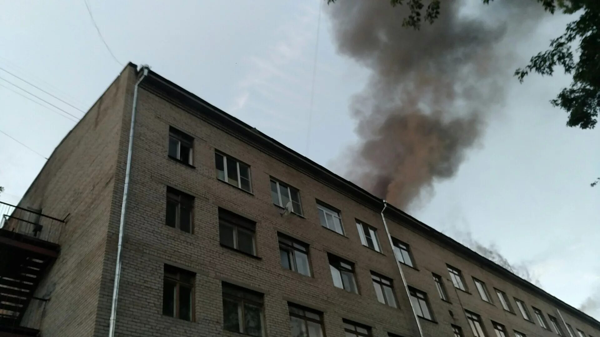 Горит общежитие. Пожар в конаково сейчас. в твери горело общежитие. пожар в общежитии верещагино.
