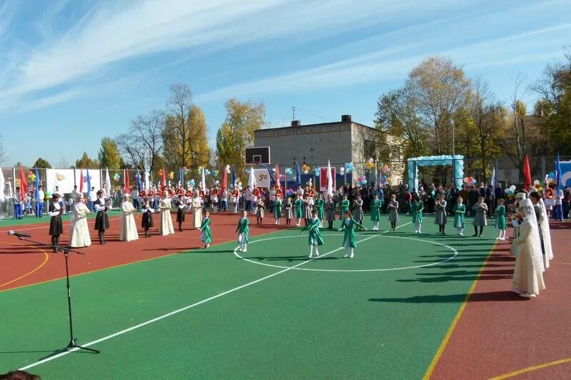 Лицей 15 города Черкесск. 15 Школа Черкесск. 19 Школа Черкесск спорт площадка. Лицей 15 Черкесск директор.