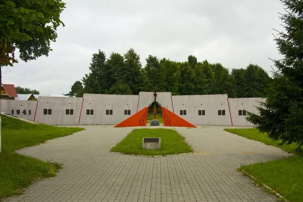 Памятник в поселке снегири. Мемориальный комплекс рубеж славы. Волоколамское шоссе мемориальный комплекс. Снегири мемориальный комплекс рубеж славы. Мемориальный комплекс рубеж славы на Волоколамском шоссе.