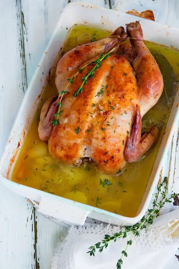 Рецепт курица вино. Сочная курица. Курица в духовке. Курица с лимоном в духовке. Курица с чесноком в духовке.