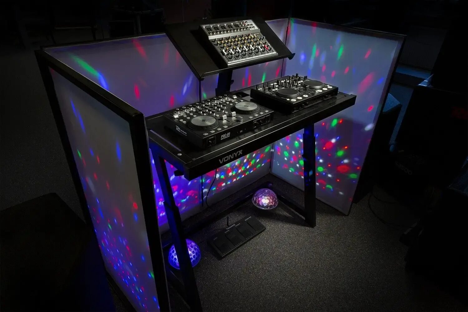 Стойка для dj оборудования athletic jj-t. Стойка диджея. Столик для диджея. Dj стойка reeloop для ноутбууа. Стол диджея.