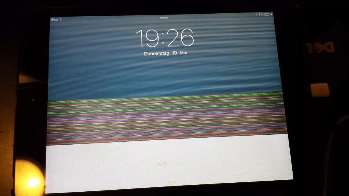 На экране планшете появился. Полосы на планшете. Полосы на экране IPAD. Полосы на дисплее планшета. Полоски на экране Айпада.