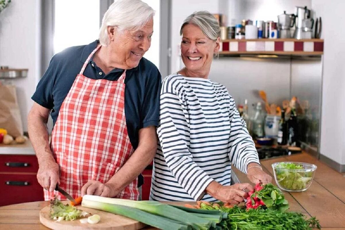 Питание пожилых. Здоровое питание для пожилых людей. Еда для пенсионеров. Продукты для пожилых. Отношения после 60 лет