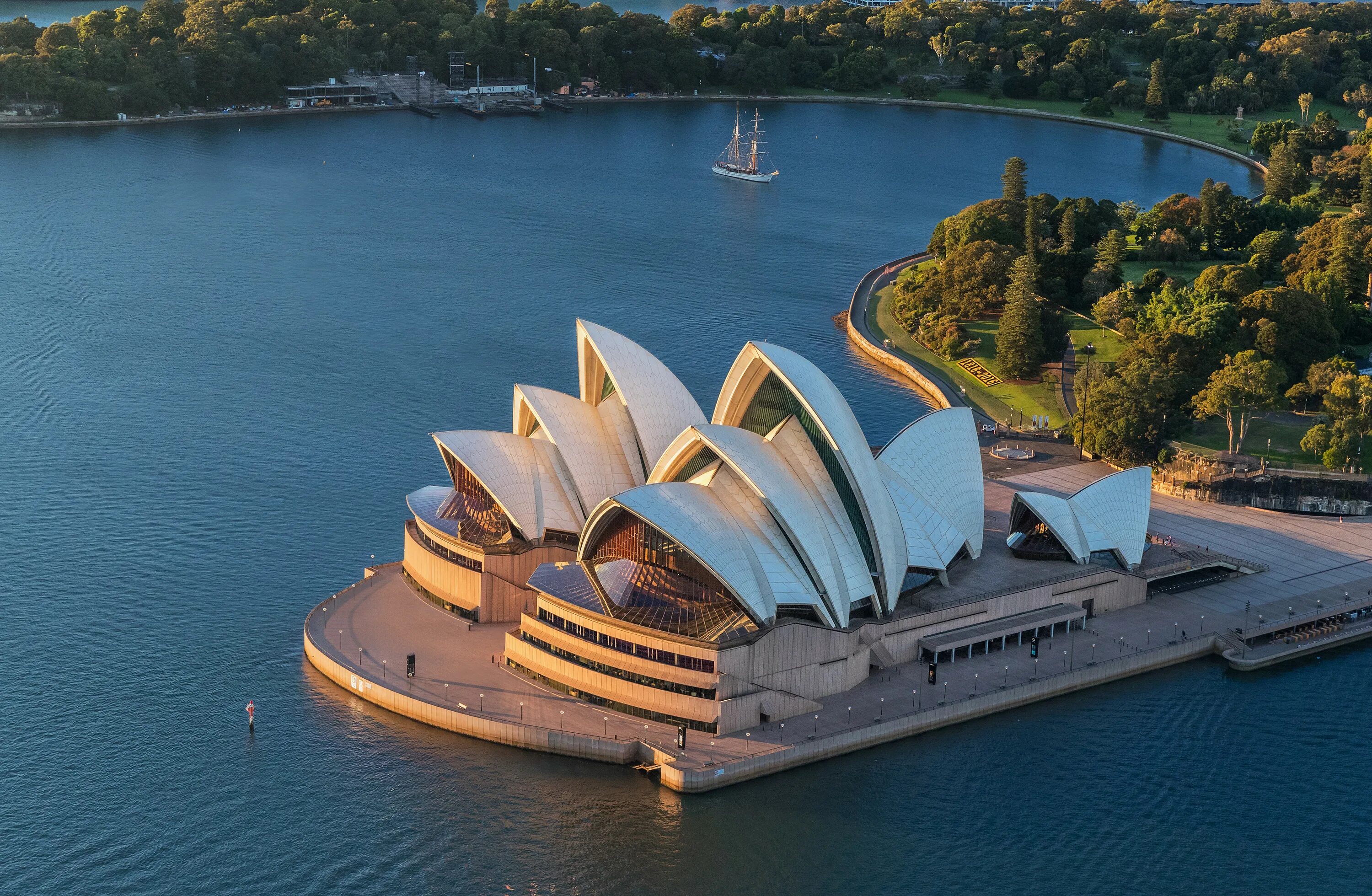 Всемирно известные здания. Сиднейский оперный театр Австралия. 6. Сиднейский оперный театр, Сидней, Австралия.. Оперный театр в Австралии. Сидней опера Хаус.