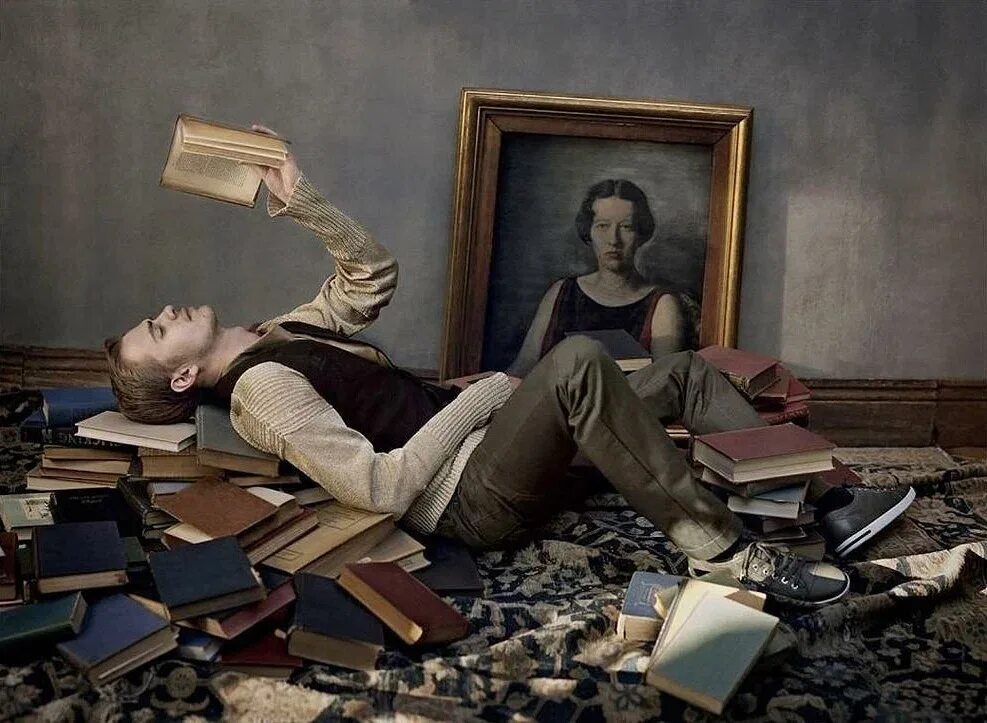 Читала много статей. Парень читает книгу. Кресло для чтения. Мужчина с книгой в руках. Книга человек.