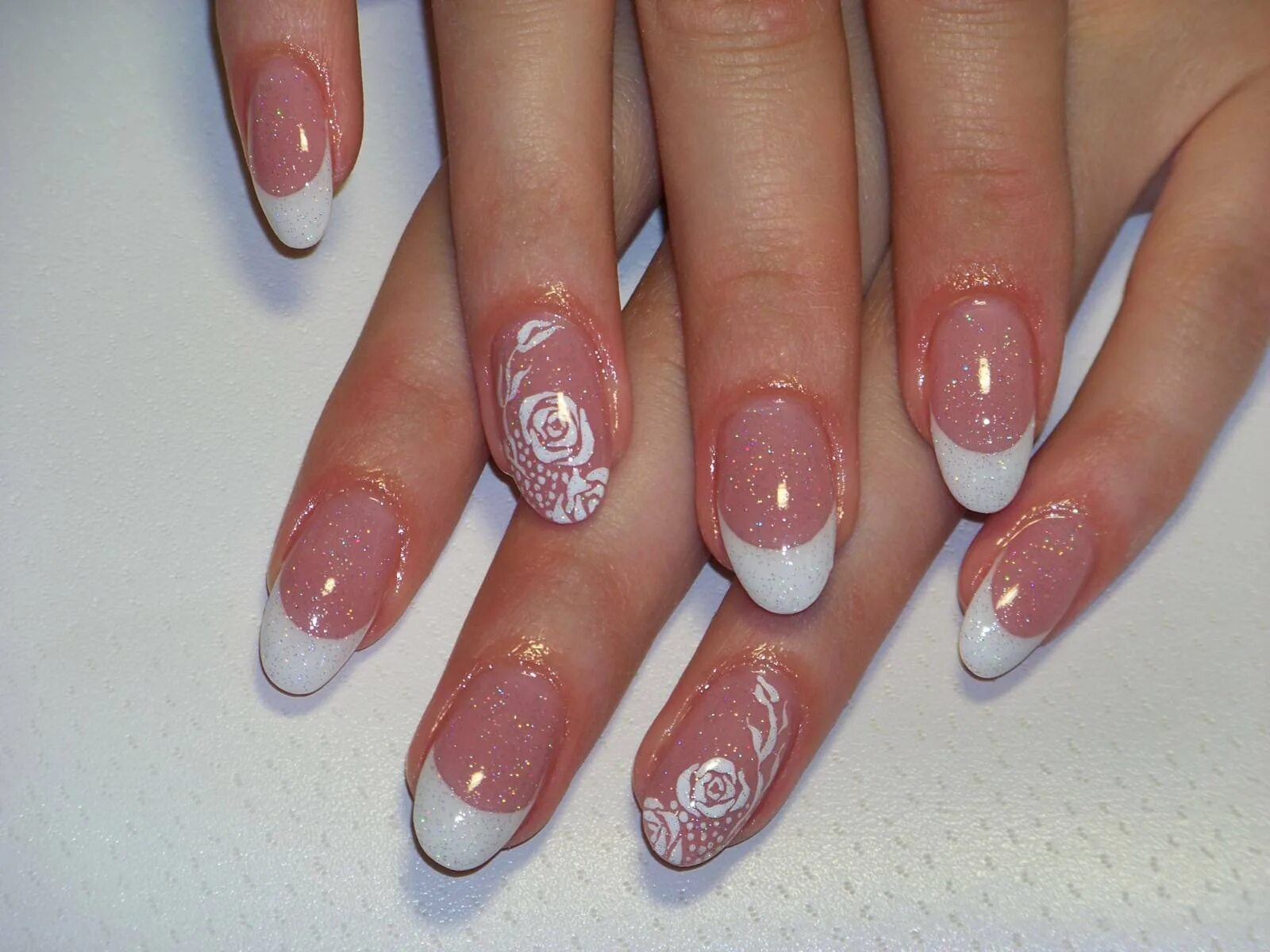 Дизайн ногтей с рисунком овальных ногтях. Гелевые ногти. Белый френч на круглых ногтях. Маникюр французский с рисунком. Наращивание ногтей французский маникюр с рисунком.