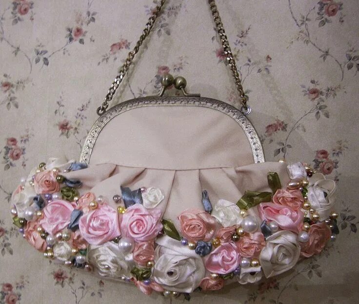 Свадебная сумочка. Украшение для сумки. Сумка украшенная цветами. Вышивка лентами на сумках.
