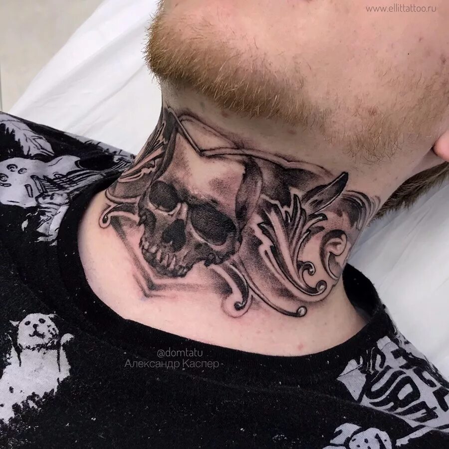Тату черепа на шею. Тату на шее мужские череп. Тату на шее мужские череп. Тату черепа на шею. Тату на шее череп с крыльями.
