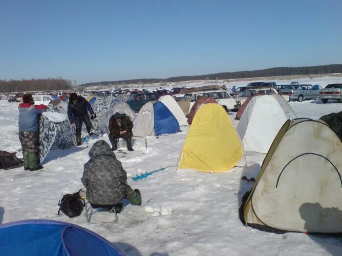 Погода в оби новосибирская. Зимняя рыбалка на Оби. Рыбалка камень на Оби. Зимняя рыбалка камень на Оби. Рыбалка в камень на Оби Алтайский край.