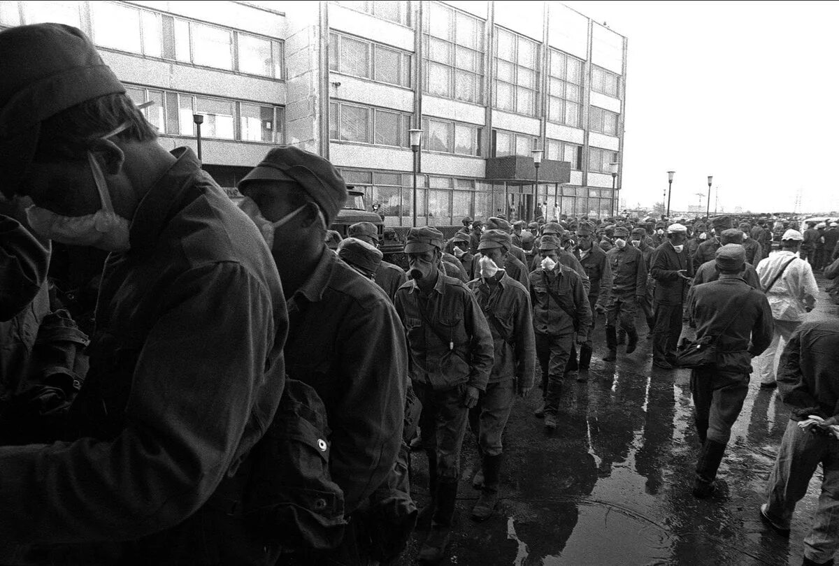 ликвидатор час. ликвидация чернобыльской аэс. дезактивация чаэс 1986. ликвидация чернобыльской аэс люди.