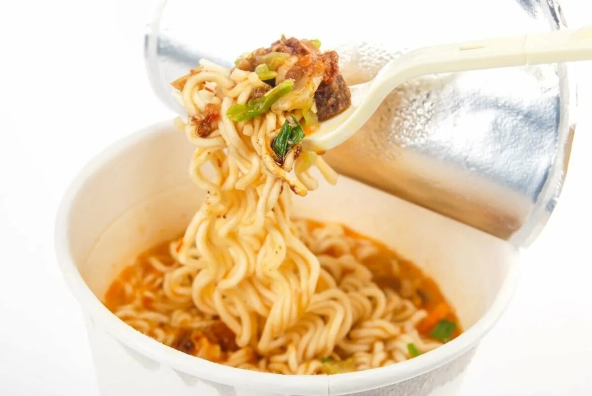 Кто придумал быструю лапшу. Noodles доширак. Лапша быстрого приготовления. Лапша в тарелке. Растворимая лапша.