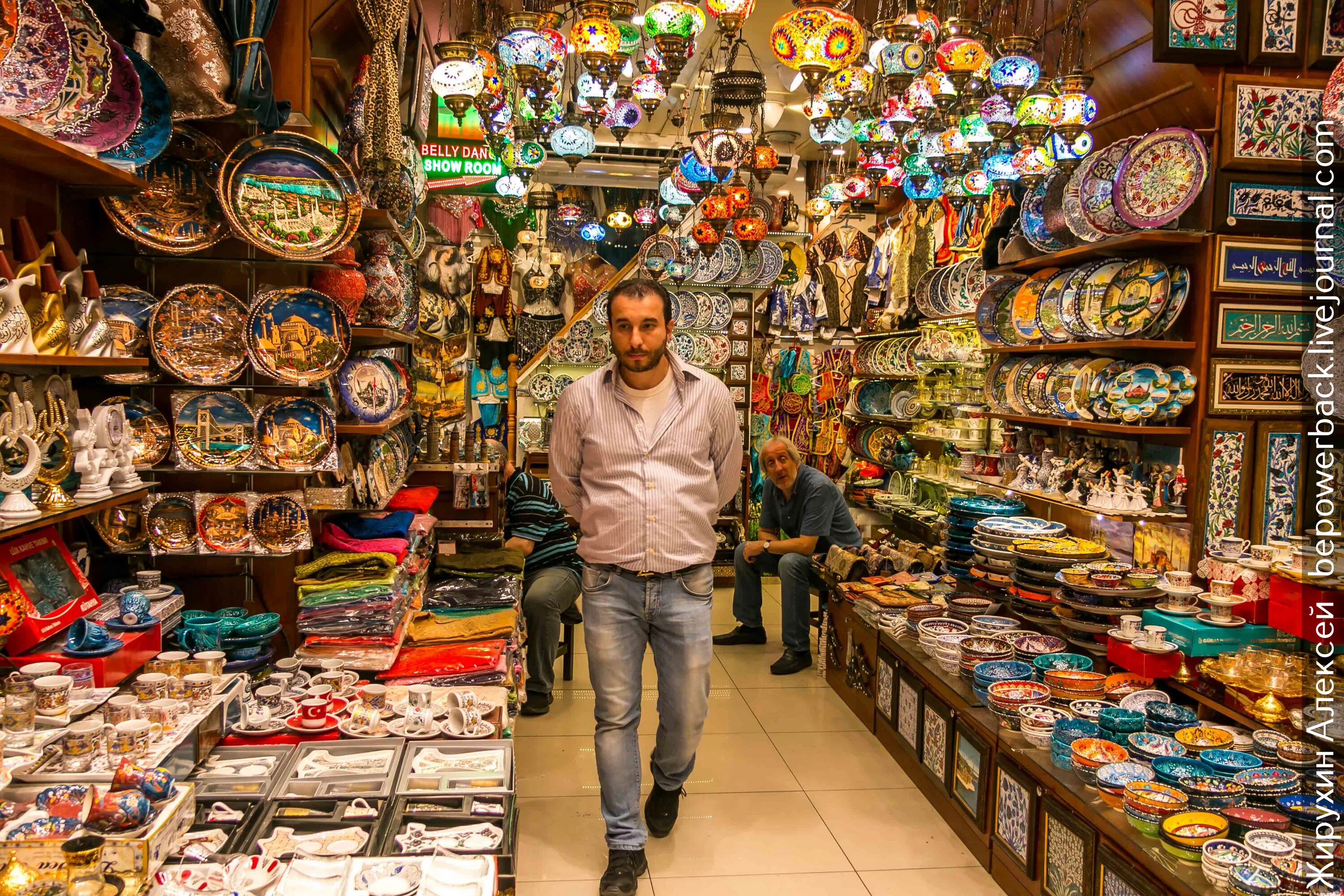 Сувенирный рынок. Египетский базар в Стамбуле. Рынок в Стамбуле Египетский базар. Стамбул Гранд базар Египетский базар. Рынок Хан-Эль-Халили.