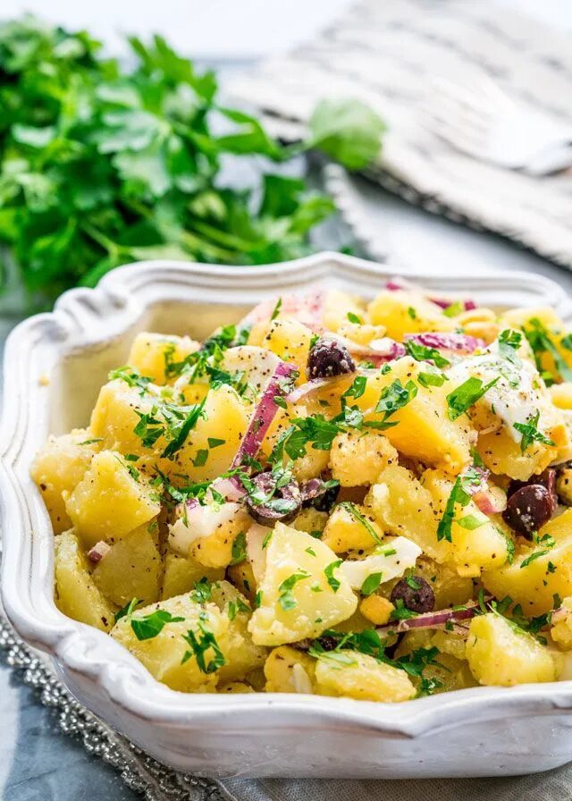 Kartoffelsalat картофельный салат. Картофельный салат Potato Salad. Картофельный салат карбонара. Картошка с зеленью. Картошка с мясом без майонеза