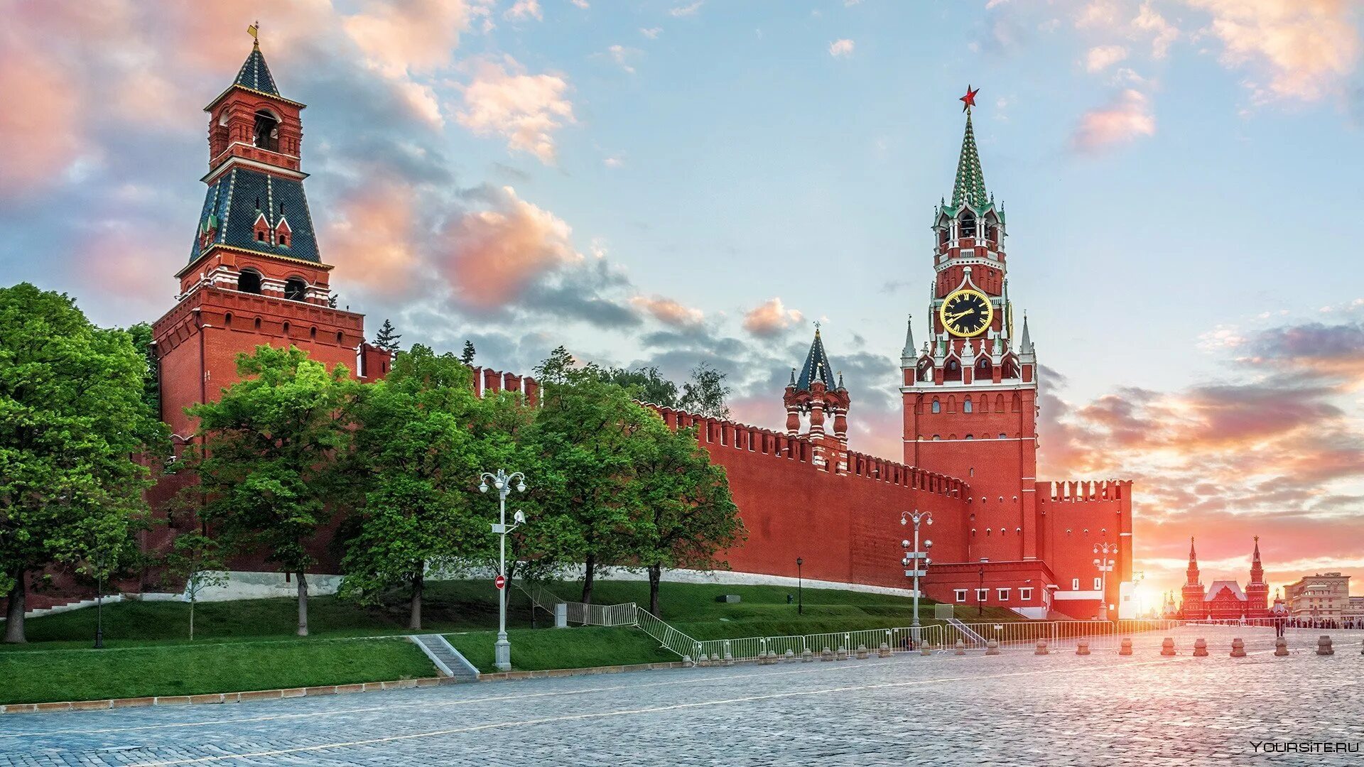 Башня служит входом для посетителей кремля. Москва. спасская башня, кремль. моск спасская башня кремля. красная площадь кремль спасская башня. спасская башня московского кремля музёй.
