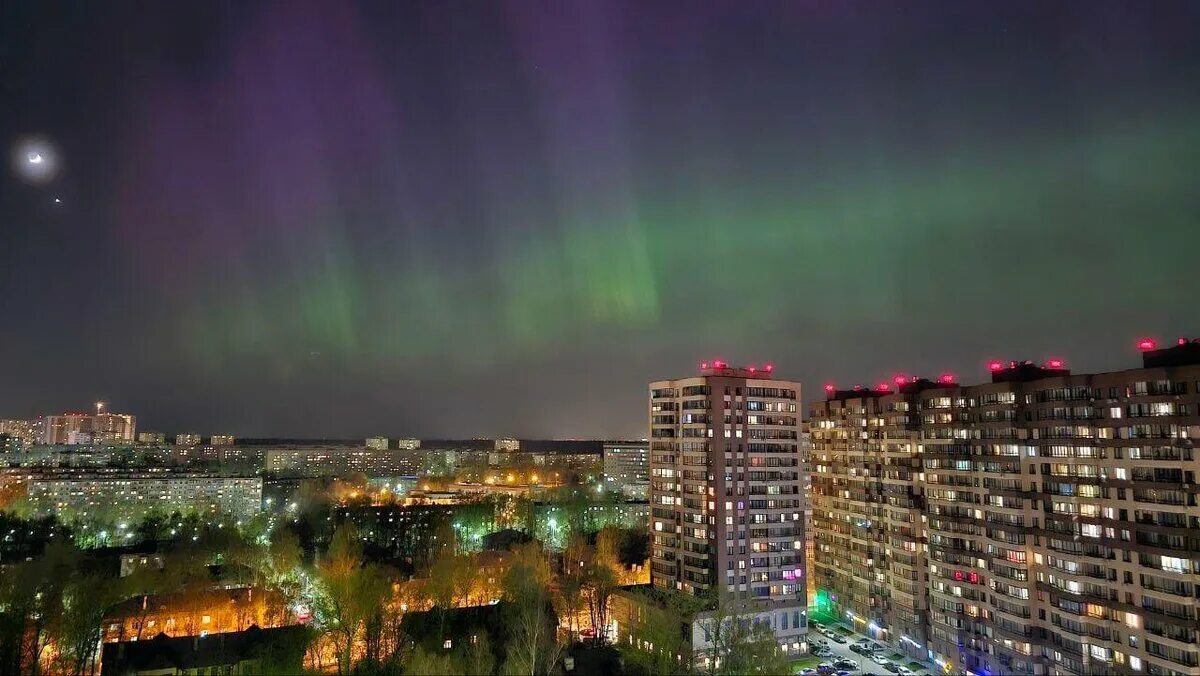 Северное сияние в Москве 2023 24 апреля. Северное сияние в Санкт-Петербурге. Северное сияние в Челябинске 2023. Северное сияние в Петербурге 2023. Магнитные бури в апреле 24 года