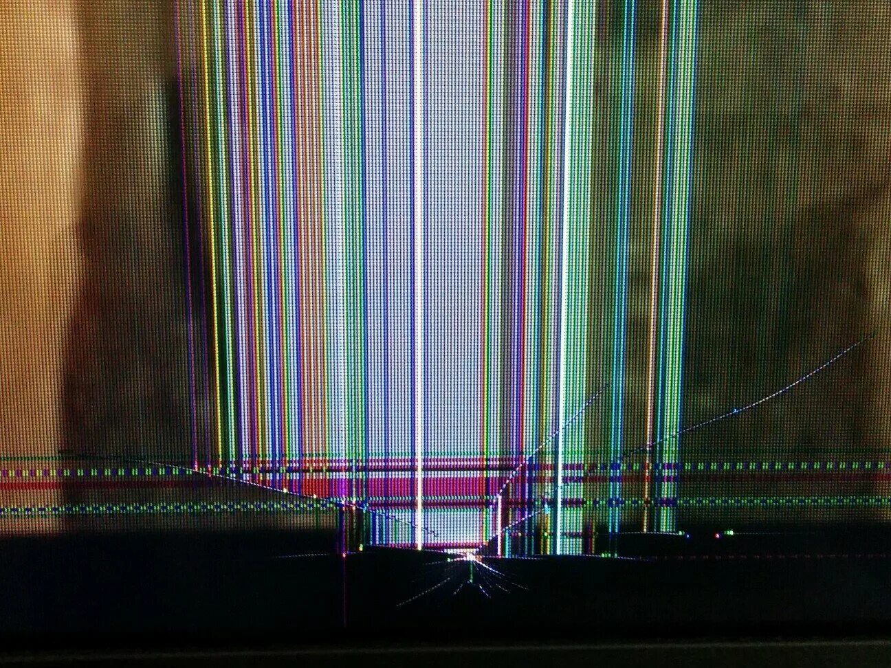 Трещина на телевизоре. Матрица телевизора. Разбитый экран телевизора. Разбита матрица монитора. Разбита матрица на телевизоре.