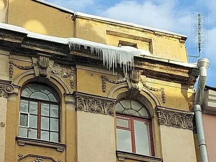 В питере голова постучала окно квартиры