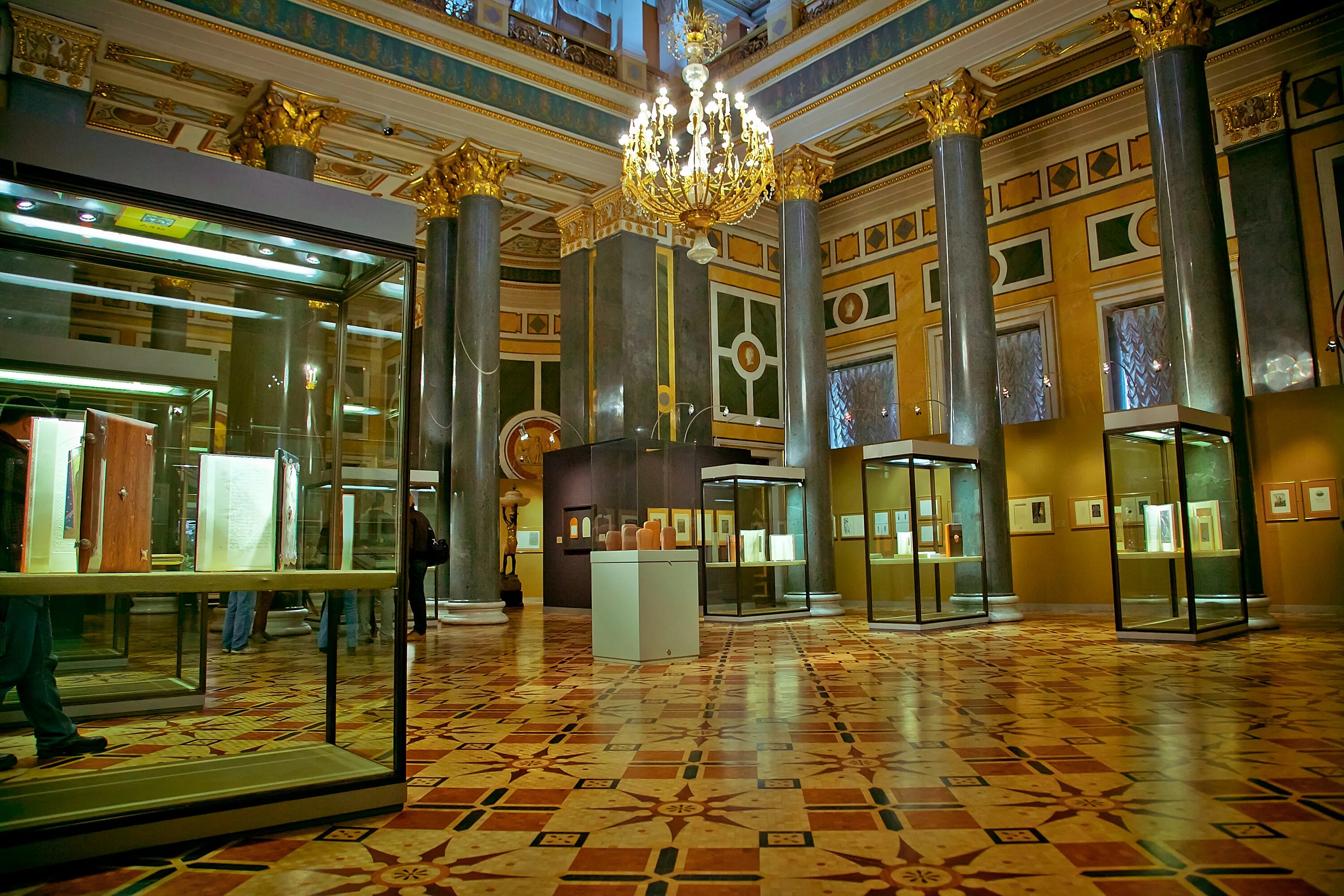 эрмитаж. эрмитаж экспонаты. михаил пиотровский из эрмитажа в азове. михайловский дворец в санкт-петербурге внутри. византийский зал в эрмитаже.