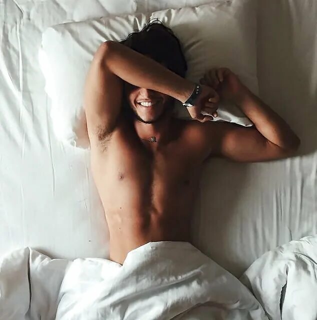 спящий мужчина в кровати. парень лежит на кровати. парень лежит на кровати. мужчина лежит в постели. красивый мужчина в постели.