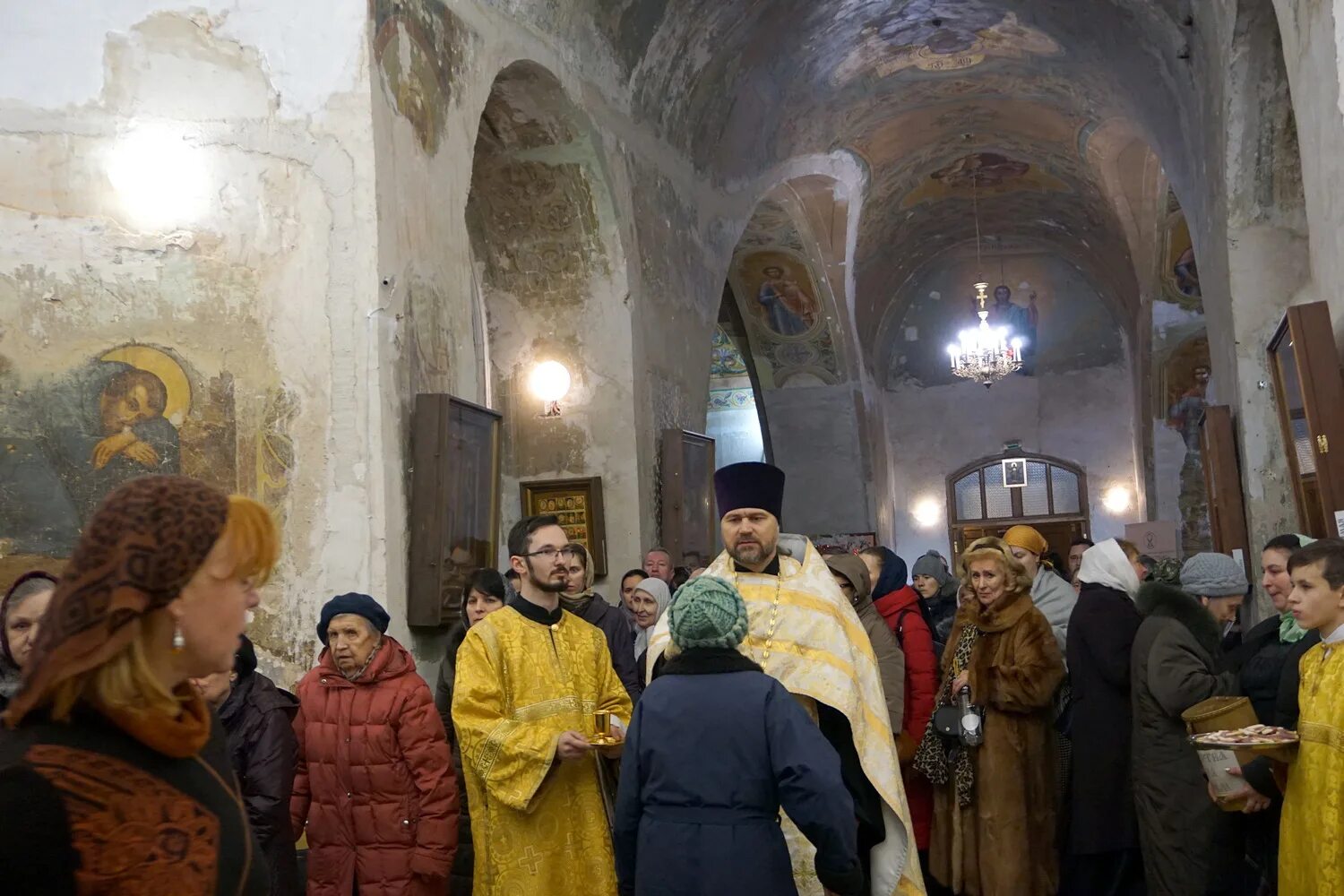 храм ирины на бауманской расписание богослужений. храм ирины на бауманской расписание богослужений. храм крестовоздвижения в митино расписание богослужений. храм великомученицы ирины на бауманской. церковь ирины великомученицы в москве.