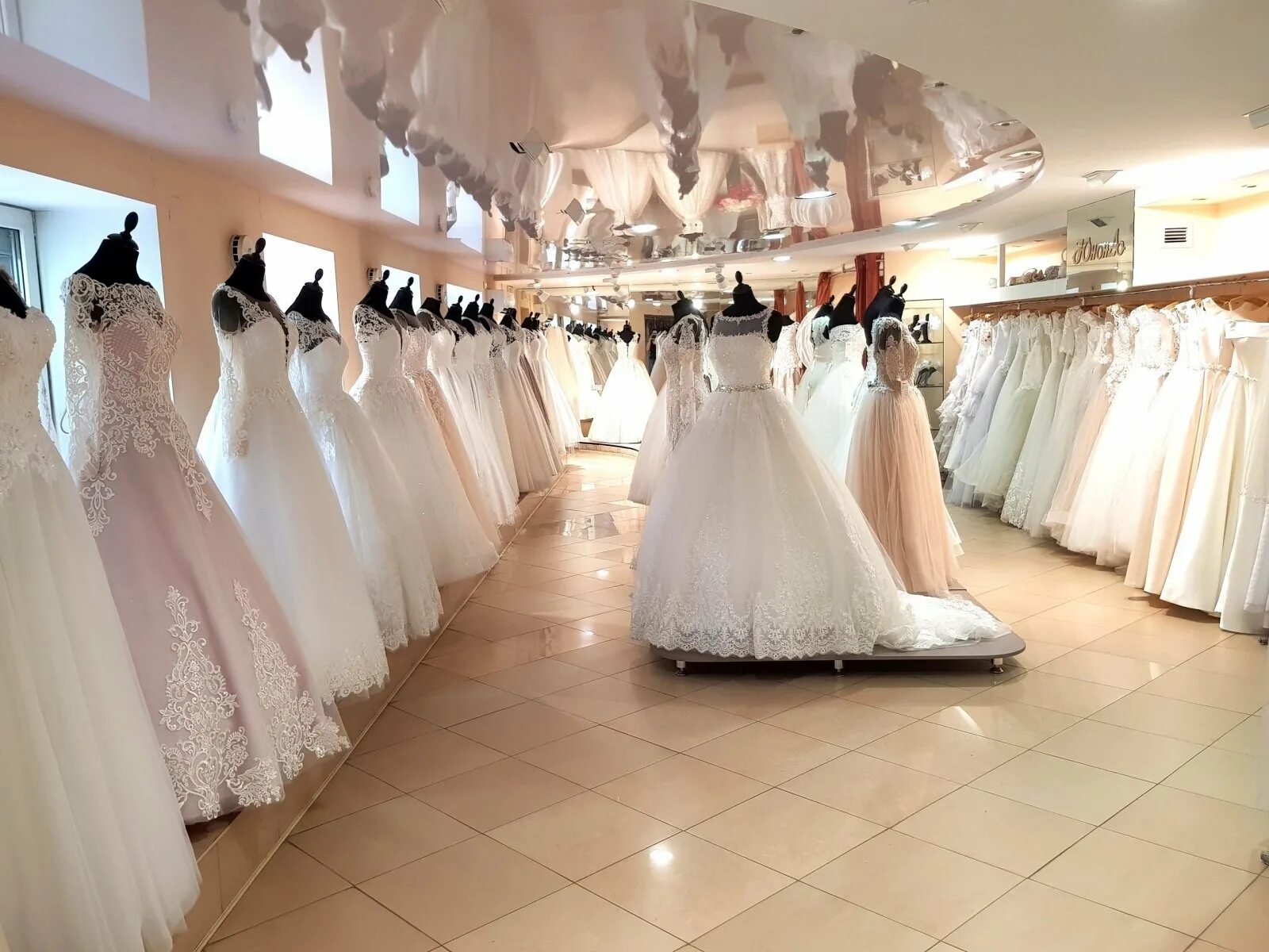 Свадебные платья в салоне вега на петровско-разумовской. Свадебный салон. Школа леди спб. Свадебный салон ижевск. Католина свадебный салон.