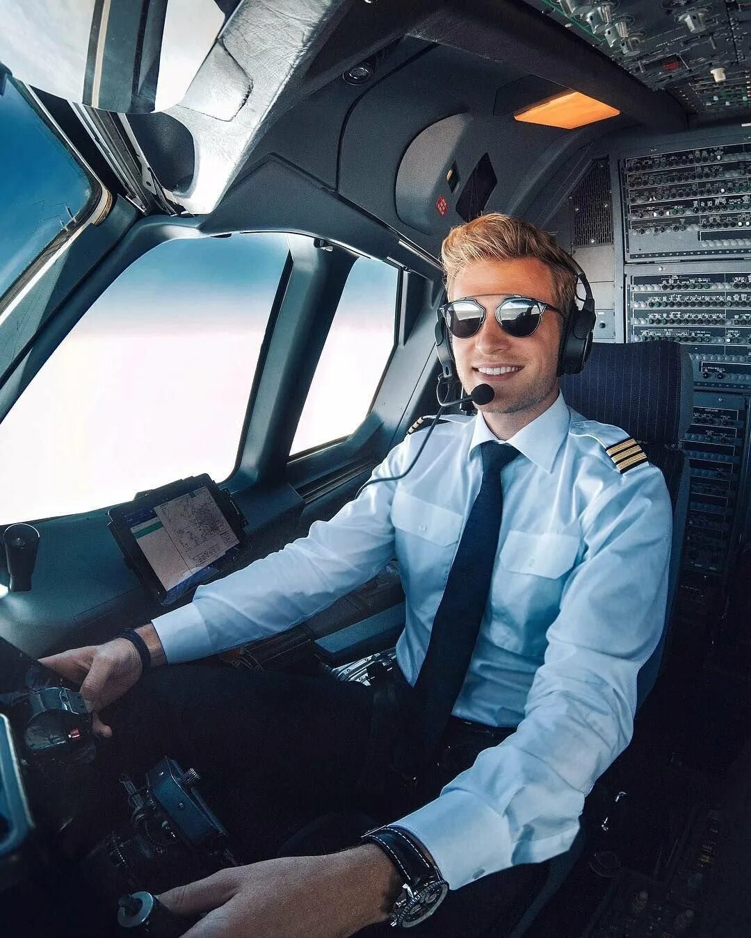 Красивый пилот. Патрик биденкапп. Пилот фрэнк эндрю. Профессия пилот. Красивые летчики.